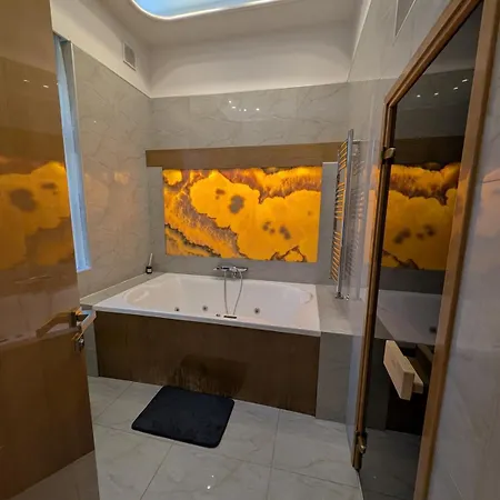 Lägenhet Heart Of Downtown Luxury Condo, Private Spa, Cinema, Patio Budapest