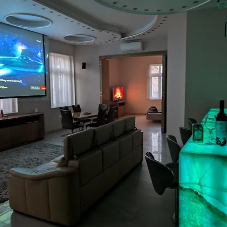 Heart Of Downtown Luxury Condo, Private Spa, Cinema, Patio Daire *