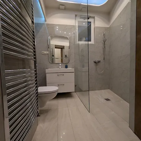 Heart Of Downtown Luxury Condo, Private Spa, Cinema, Patio Budapeşte