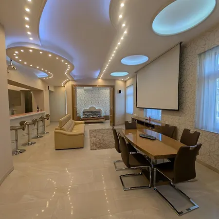 Heart Of Downtown Luxury Condo, Private Spa, Cinema, Patio Daire