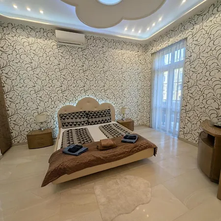Heart Of Downtown Luxury Condo, Private Spa, Cinema, Patio Daire Budapeşte