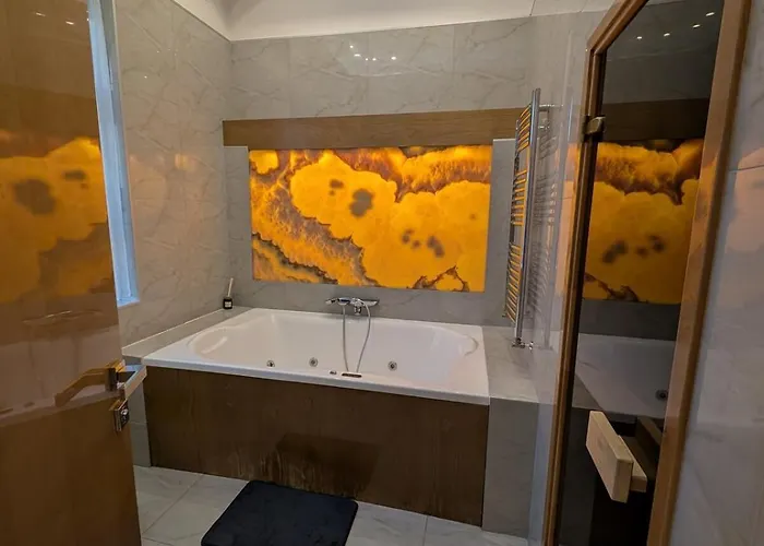 Lejlighed Heart Of Downtown Luxury Condo, Private Spa, Cinema, Patio Budapest