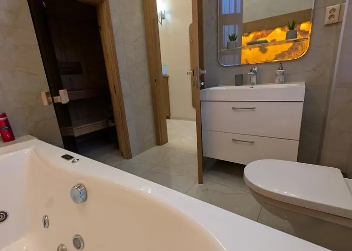 Heart Of Downtown Luxury Condo, Private Spa, Cinema, Patio