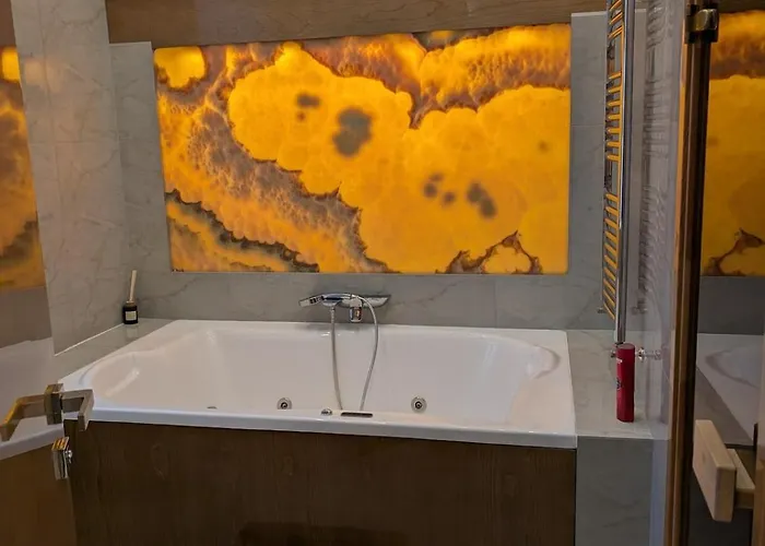 Lejlighed Heart Of Downtown Luxury Condo, Private Spa, Cinema, Patio Budapest