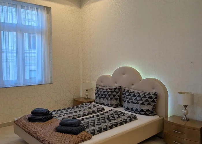 Heart Of Downtown Luxury Condo, Private Spa, Cinema, Patio * Budapest