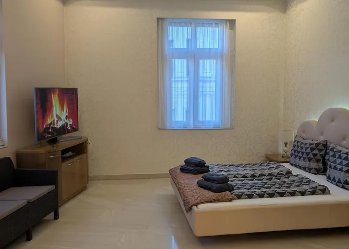 Heart Of Downtown Luxury Condo, Private Spa, Cinema, Patio Lejlighed Budapest