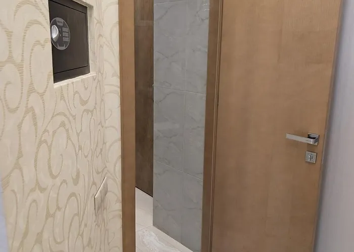 Heart Of Downtown Luxury Condo, Private Spa, Cinema, Patio * Budapest