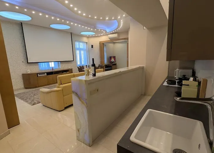 Heart Of Downtown Luxury Condo, Private Spa, Cinema, Patio