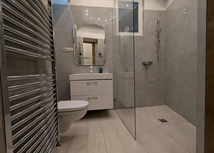 Heart Of Downtown Luxury Condo, Private Spa, Cinema, Patio Budapest