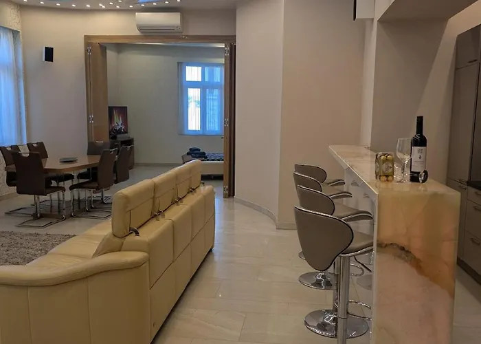 Heart Of Downtown Luxury Condo, Private Spa, Cinema, Patio *
