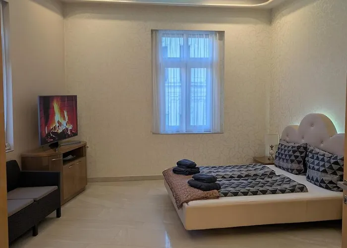 Heart Of Downtown Luxury Condo, Private Spa, Cinema, Patio * Budapest