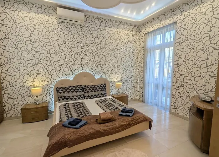 Lejlighed Heart Of Downtown Luxury Condo, Private Spa, Cinema, Patio Budapest