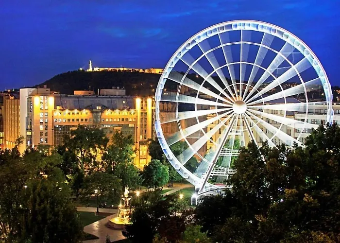 Heart Of Downtown Luxury Condo, Private Spa, Cinema, Patio * Budapest