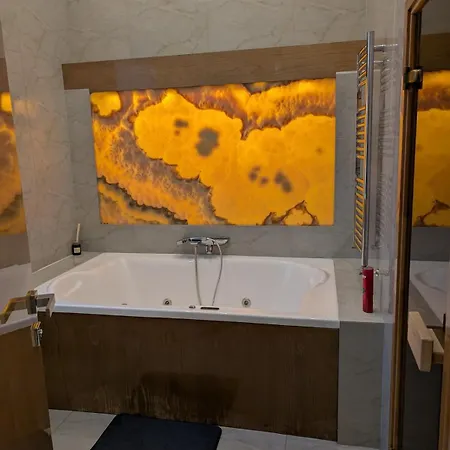 Apartamento Heart Of Downtown Luxury Condo, Private Spa, Cinema, Patio Budapeste