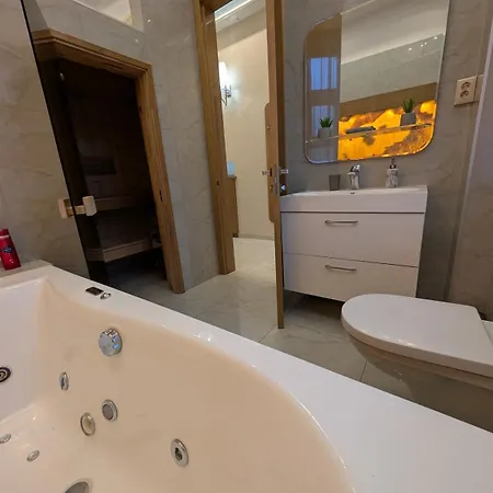 Heart Of Downtown Luxury Condo, Private Spa, Cinema, Patio
