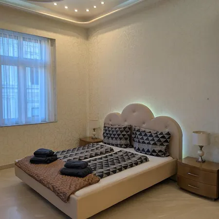 Heart Of Downtown Luxury Condo, Private Spa, Cinema, Patio * Budapest