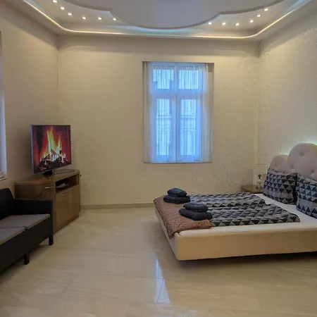 Heart Of Downtown Luxury Condo, Private Spa, Cinema, Patio Appartamento Budapest