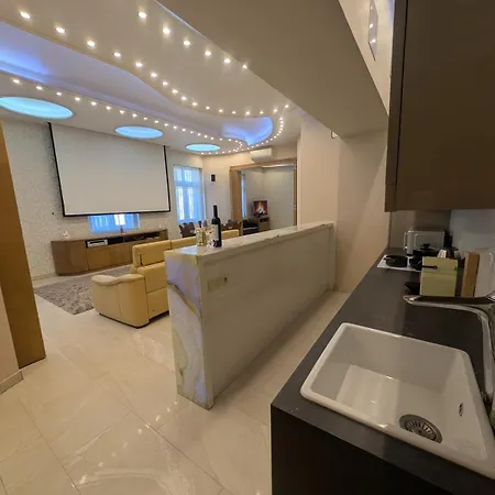 Heart Of Downtown Luxury Condo, Private Spa, Cinema, Patio