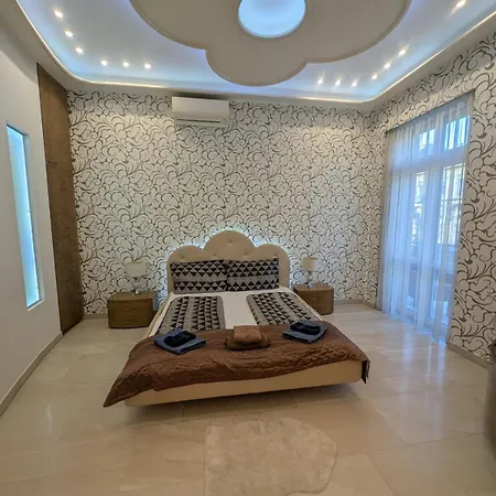 Heart Of Downtown Luxury Condo, Private Spa, Cinema, Patio