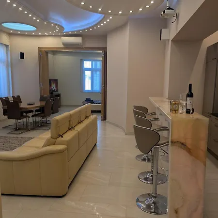 Heart Of Downtown Luxury Condo, Private Spa, Cinema, Patio *