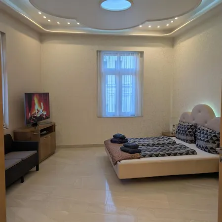 Heart Of Downtown Luxury Condo, Private Spa, Cinema, Patio * Budapest