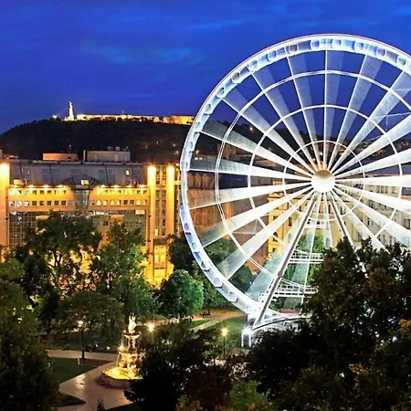 Heart Of Downtown Luxury Condo, Private Spa, Cinema, Patio * Budapest